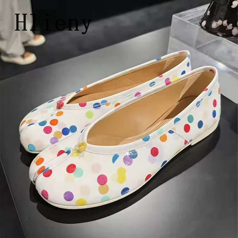Street Fashion Walk - รองเท้าบัลเล่ต์ผู้หญิงลายจุดสีสันสดใสแบบแยกนิ้วเท้า ยี่ห้อ Hlieny Fashion เหมาะสำหรับฤดูใบไม้ผลิและฤดูร้อน สไตล์หวานๆ