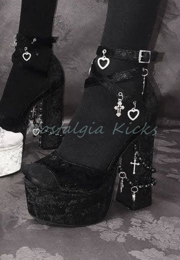 Street Fashion Punk - รองเท้าส้นสูงแบบแพลตฟอร์มกำมะหยี่สีดำสไตล์โกธิค สายรัดไขว้แบบหนา ส้นตึก เปิดนิ้วเท้า สไตล์พังก์ แฟชั่นดาร์ก