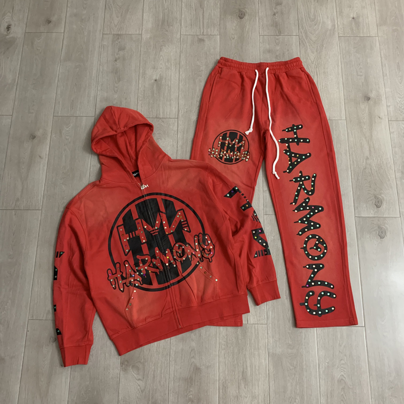 Street Fashion Brands - ชุดเสื้อฮู้ดและกางเกงแบรนด์แฟชั่นสตรีท HARMONY พร้อมลายปั๊มร้อน ซิปคุณภาพสูง เสื้อคาร์ดิแกนลำลอง ชุดฮาร์โมนี่