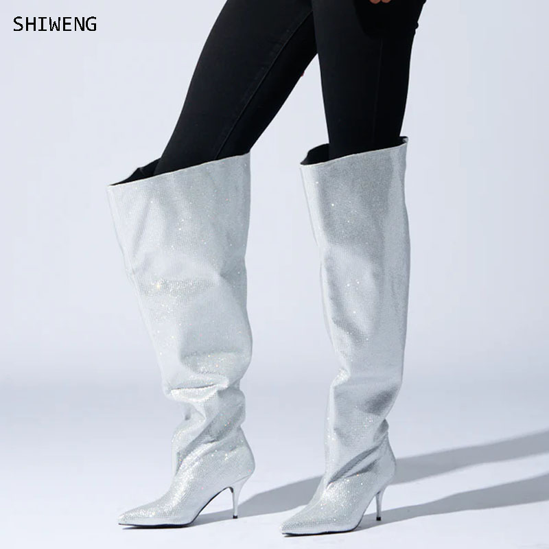 Street Fashion Rome 2026 - รองเท้าบูทคริสตัลสีเงินสูงถึงเข่า ปี 2026 ส้นสูงบาง รองเท้าผู้หญิง ซิปด้านข้าง