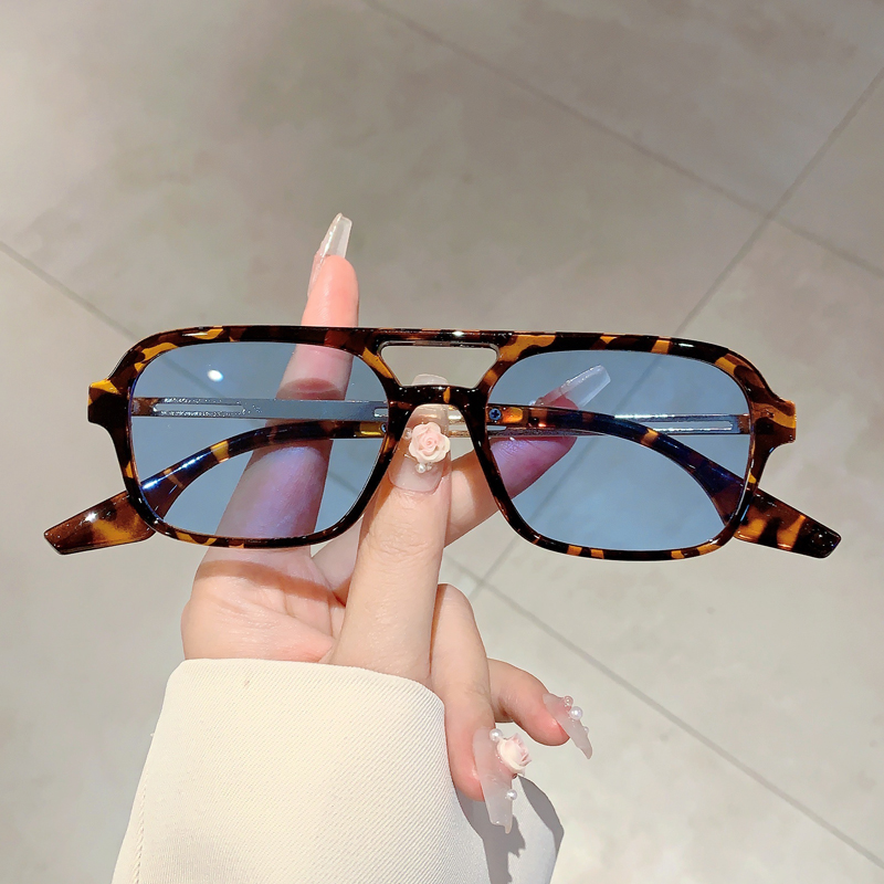 Street Fashion Brands - แว่นกันแดดทรงสี่เหลี่ยมสำหรับผู้หญิงทันสมัย เหมาะสำหรับการเดินทาง เดินป่า ป้องกันรังสียูวี ออกแบบมาเพื่อการขับรถ