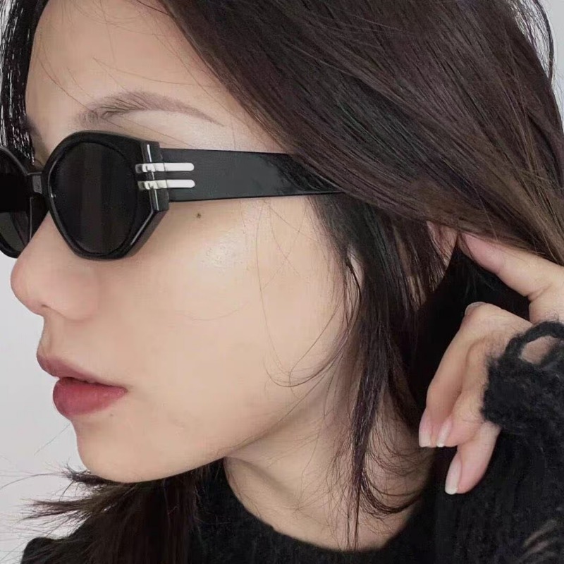 แว่นกันแดดทรงแคทอาย Y2K กรอบเล - Street Fashion News บทวิจารณ์และราคา