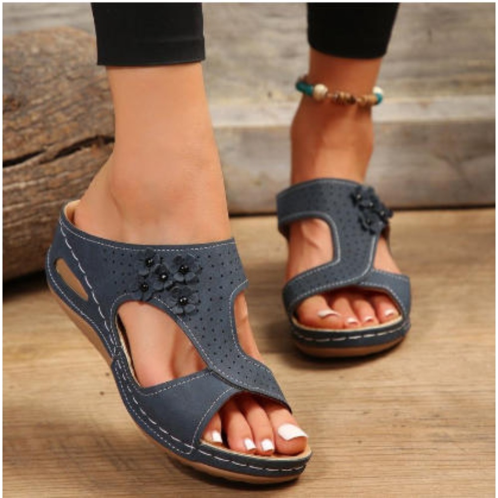 รองเท้าแตะส้นเตารีดแฟชั่นฤดูร้ - Street Fashion Rome 2026 บทวิจารณ์และราคา